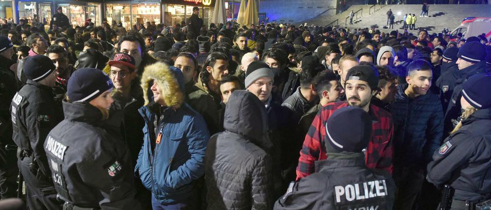 Polizisten umringen am 31.12.2016 vor dem Hauptbahnhof in Köln südländisch aussehende Männer. 