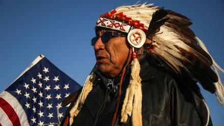 Wochenlang hatten Ureinwohner wie Häuptling Arvol Looking Horse in Standing Rock gegen die Pipelines in North Dakota protestiert - zunächst mit Erfolg. 