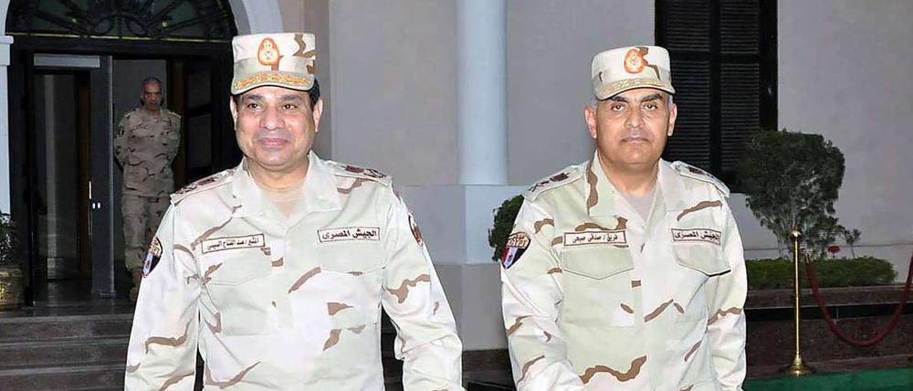 Al Sisi (l.) hängt die Uniform an den Nagel.