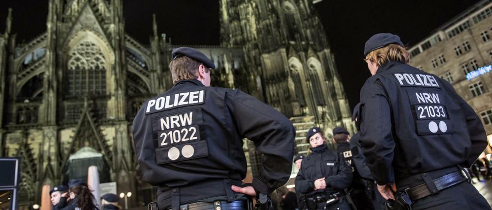 Polizisten stehen am 10.01.2016 in Köln (Nordrhein-Westfalen) vor dem Hauptbahnhof neben dem Dom. Nach den sexuellen Übergriffen auf Frauen in der Silvesternacht verstärkt die Polizei die Präsenz am Hauptbahnhof. Foto: Maja Hitij/dpa +++(c) dpa - Bildfunk+++