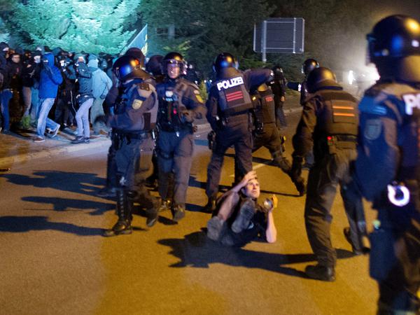 Gegen die linken Demonstranten, die gegen die rechte Randale der vorherigen beiden Nächte protestierten, ging die Polizei in Heidenau nun konsequent vor.