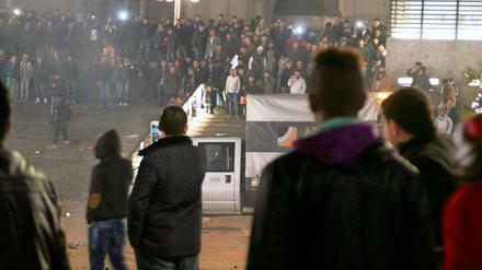Zahlreiche Menschen sind am 31.12.2015 in Köln (Nordrhein-Westfalen) auf dem Vorplatz des Hauptbahnhofs zu sehen. In der Silvesternacht waren am Kölner Hauptbahnhof Frauen sexuell belästigt und augeraubt worden. 