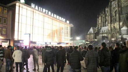 Mit Blick auf die massenhaften Übergriffe in der Silvesternacht in Köln wollen die Länder, dass der Bundestag prüft, wie sexuelle Angriffe aus Gruppen strafrechtlich besser geahndet werden können.