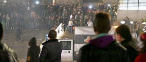 Zahlreiche Menschen sind am 31.12.2015 in Köln (Nordrhein-Westfalen) auf dem Vorplatz des Hauptbahnhofs zu sehen. In der Silvesternacht waren am Kölner Hauptbahnhof Frauen sexuell belästigt und augeraubt worden. 