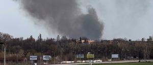 Eine große Rauchsäule steigt vom Flughafen in Dnipro aus.