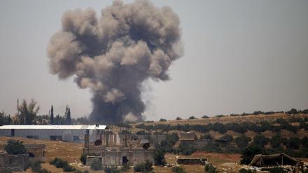 Rauch steigt am 27. Juni über Oppositionsgebieten in der Daraa-Provinz auf.