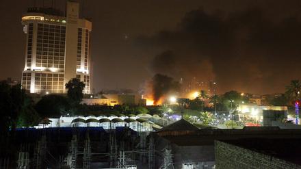 Rauch und Flammen nach einer Explosion neben einem Nobel-Hotel in Bagdad.