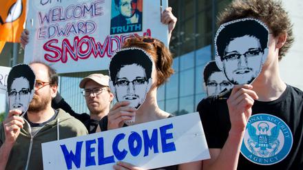 Aktivisten der Piratenpartei werben vor dem Bundestag mit Snowden-Masken für die Einreise des Whistleblowers