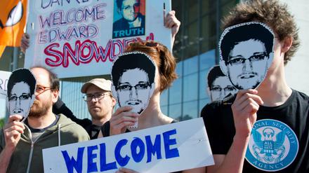 Aktivisten der Piratenpartei demonstrieren für Edward Snowden. Weltweit erfährt der Whistleblower Solidarität - doch die US-Regierung will ihm den Prozess machen.