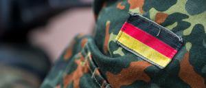 Die Fahne von Deutschland ist auf der Uniform eines Soldaten aufgenäht (Symbolbild).