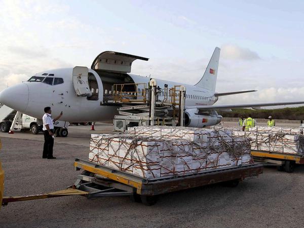 Der erste Flieger mit Hilfsgütern nach seiner Landung in Mogadischu. Die Sicherheit der Hilfslieferungen nach Somalia ist trotz aller Anstrengungen bisher nicht gewährleistet.