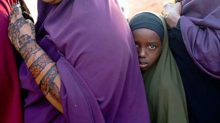 Dieses Mädchen wartet mit ihrer Mutter auf einen Bus nach Kenia. Die somalischen Reisenden werden akribisch durchsucht, bevor sie fahren dürfen. 