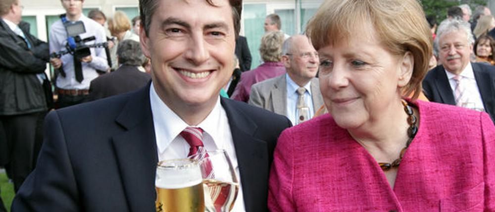 Na dann Prost! Das Foto zeigt David McAllister und Bundeskanzlerin Angela Merkel im Jahr 2012 - die Stimmung zwischen beiden CDU-Politikern ist seither anhaltend gut.