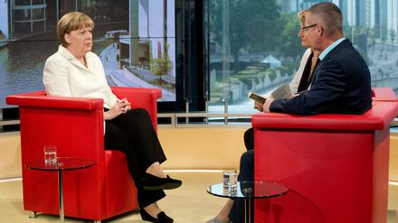 Bundeskanzlerin Angela Merkel (CDU) lässt sich beim Sommerinterview von den Journalisten Tina Hassel und Rainald Becker am 19.07.2015 im ARD-Hauptstadtstudio in Berlin interviewen. 