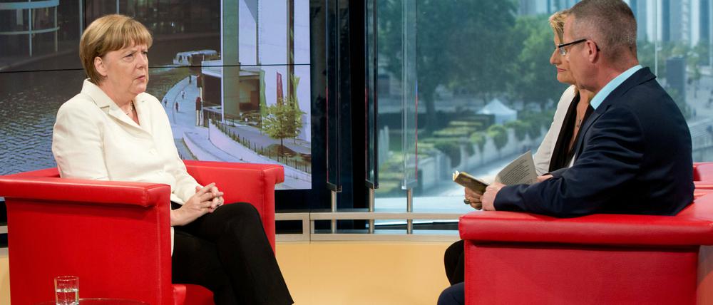 Bundeskanzlerin Angela Merkel (CDU) lässt sich beim Sommerinterview von den Journalisten Tina Hassel und Rainald Becker am 19.07.2015 im ARD-Hauptstadtstudio in Berlin interviewen. 