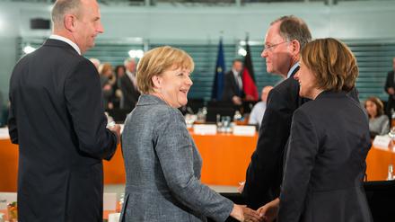 Bundeskanzlerin Angela Merkel (CDU) begrüßt bei der Sondersitzung der Ministerpräsidenten der Länder Malu Dreyer (SPD), Ministerpräsidentin von Rheinland-Pfalz. Daneben stehen Dietmar Woidke (links, SPD), Ministerpräsident von Brandenburg und Stephan Weil (2. von rechts, SPD), Ministerpräsident von Niedersachsen.