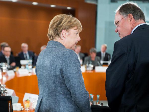 Bundeskanzlerin Angela Merkel (CDU) und Stephan Weil (SPD), Ministerpräsident von Niedersachsen, vor der Sondersitzung im Kanzleramt.