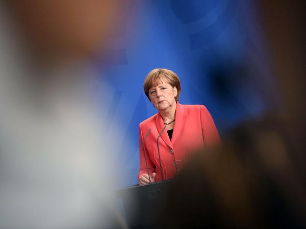 Bundeskanzlerin Angela Merkel spricht am 29.06.2015 in Berlin während einer gemeinsamen Pressekonferenz mit dem SPD-Parteivorsitzenden Gabriel. Die PK fand nach einem Sondertreffen der Partei- und Fraktionschefs zur Entwicklung in der griechischen Finanzkrise statt. 
