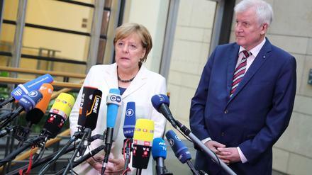 Hände gefaltet. Angela Merkel und Horst Seehofer geben vor der großen Sondierungsrunde am Freitag ein Statement ab.