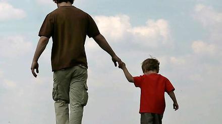 Die Bundesregierung will es unverheirateten Vätern leichter machen, ihre Kinder nach der Trennung von der Mutter weiter zu sehen. 