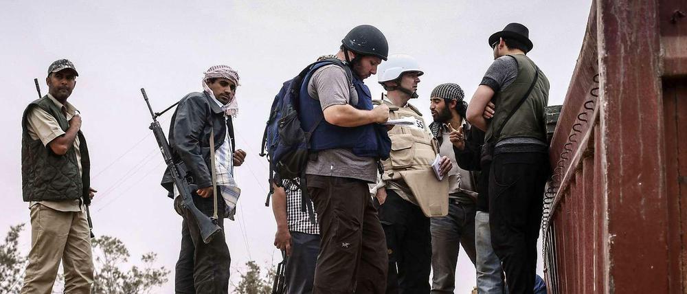 Der Amerikaner Steven Sotloff (Mitte, mit dunklem Helm) arbeitete als Kriegsreporter unter anderem in Libyen. Hier ist er 2011 im Gespräch mit libyschen Rebellen in der Nähe von Misrata. 