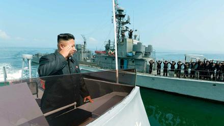 Nordkoreas Diktator Kim Jong Un salutiert vor einem Kriegsschiff der nordkoreanischen Marine (Archivbild). Am Montag kam es zu einem Zwischenfall mit einem nordkoreanischen Patrouillenboot. 