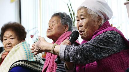 Ehemalige südkoreanische "Trostfrauen" sprechen am 28. Dezember 2015 in ihrem Heim in Gwangju gegenüber der Presse. Es gibt nur noch ganz wenige Überlebende. 