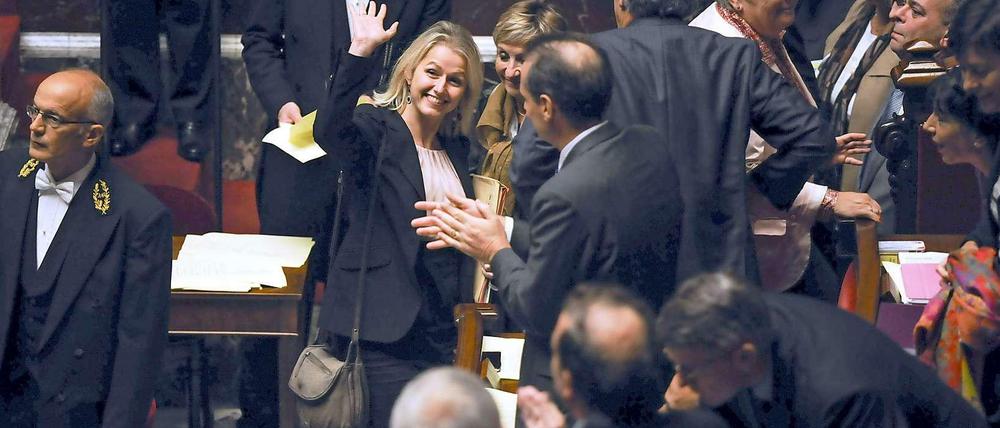 Winkende weibliche Abgeordnete bei ihrer Ankunft im Parlament