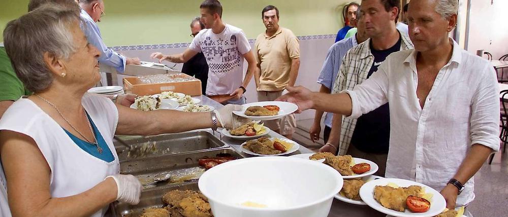 Die Krise trifft vor allem die Menschen im Süden Europas hart - wie diese Spanier in einer Suppenküche in Valencia.