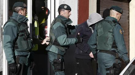 Spanische Polizisten verhaften einen Terror-Unterstützer: Die Gefahr von Anschläge durch den "Islamischen Staat" ist in ganz Europa groß.