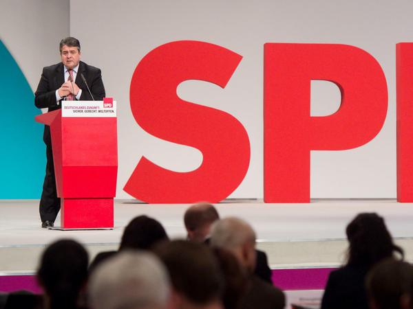 SPD-Vorsitzender und Bundeswirtschaftsminister Sigmar Gabriel (SPD) spricht am 10.12.2015 in Berlin beim Bundesparteitag der Sozialdemokratischen Partei Deutschlands (SPD). 