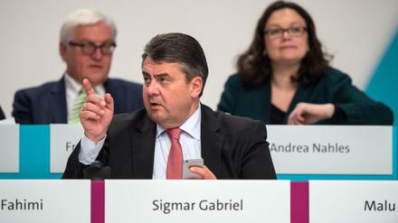 Bundesaußenminister Frank-Walter Steinmeier (l-r, SPD), der SPD-Vorsitzende und Bundeswirtschaftsminister Sigmar Gabriel (SPD) und Bundesarbeitsministerin Andrea Nahles (SPD) sitzen am 10.12.2015 beim Bundesparteitag der Sozialdemokratischen Partei Deutschlands (SPD) in Berlin. 