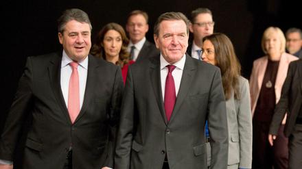 Alt-Bundeskanzler Gerhard Schröder (SPD) und SPD-Parteichef und Bundeswirtschaftsminister Sigmar Gabriel (l, SPD) auf dem Bundesparteitag der Sozialdemokratischen Partei Deutschlands (SPD) in Berlin.
