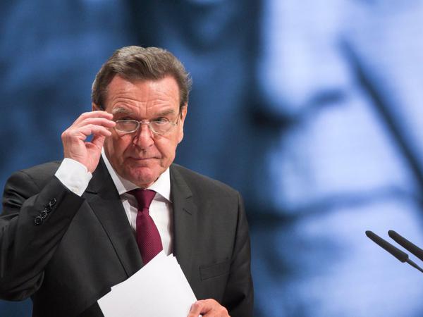 Ehre für Egon Bahr, Helmut Schmidt und Günter Grass. Altkanzler Gerhard Schröder am Donnerstag auf dem SPD-Bundesparteitag in Berlin. 