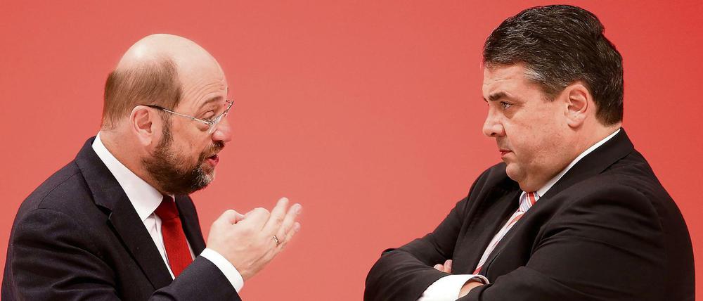Martin Schulz (SPD), Präsident des Europaparlaments, unterhält 2013 beim SPD-Bundesparteitag mit Sigmar Gabriel (r).
