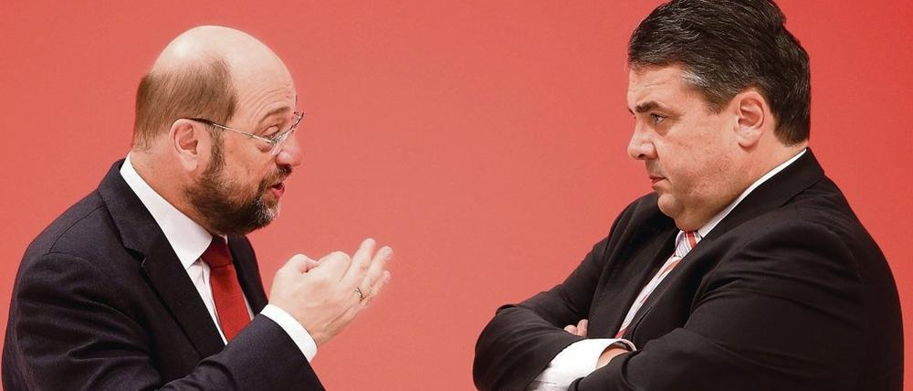 Martin Schulz (SPD) unterhält sich 2013 beim Bundesparteitag mit SPD-Chef Sigmar Gabriel (rechts).