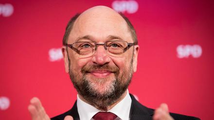 Ihm gefällt das. Der SPD-Kanzlerkandidat ist laut dem Politbarometer erstmal vor Merkel. 