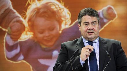 Der SPD-Parteichef und Vizekanzler Sigmar Gabriel wirft der Union Hilflosigkeit in der Flüchtlingskrise vor.