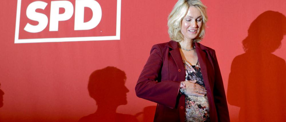 Die schwangere Familienministerin Manuela Schwesig legt am 17.10.2015 nach ihrer Rede auf dem Landesparteitag der SPD Sachsen-Anhalt in Leuna (Sachsen-Anhalt) ihre Hand auf ihren Babybauch. 