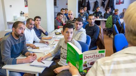 Flüchtlinge aus Syrien lernen in Erfurt in einem 320-stündigen Einstiegskurs die deutsche Sprache. Die Kurse gehören zum Sofortprogramm der Bundesagentur für Arbeit für Flüchtlinge unsicherer Herkunftsstaaten.