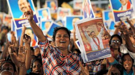 Wahlen in Sri Lanka: Anhänger jubeln Präsident Rajapaksa zu.