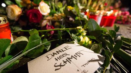 Eine Karte mit der Aufschrift "Danke Herr Schmidt" liegt in Hamburg zwischen Blumen und Kerzen vor dem Haus des früheren Bundeskanzlers Helmut Schmidt. 