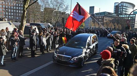 Der Bestattungswagen mit dem Sarg von Helmut Schmidt bei der Fahrt durch die Hamburger Innenstadt.