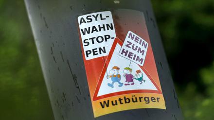 Ein Aufkleber «Asyl-Wahn Stoppen - Nein zum Heim - Wutbürger». In Chemnitz, Grimma und Leipzig haben Unbekannte Asylunterkünfte angegriffen. Die Ermittler suchen nach Zeugen. 