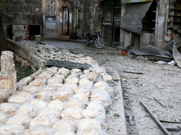 Auch eine Bäckerei wurden im von Rebellen kontrollierten Teil von Aleppo bombardiert.
