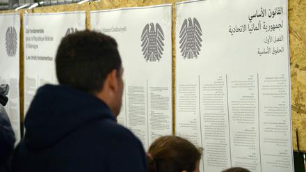Flüchtlinge lesen am im Flüchtlingscamp Scheuen bei Celle das Grundgesetz auf Arabisch