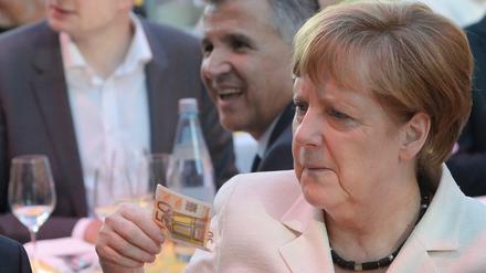 Bundeskanzlerin Angela Merkel (CDU) verdient künftig mehr Geld.