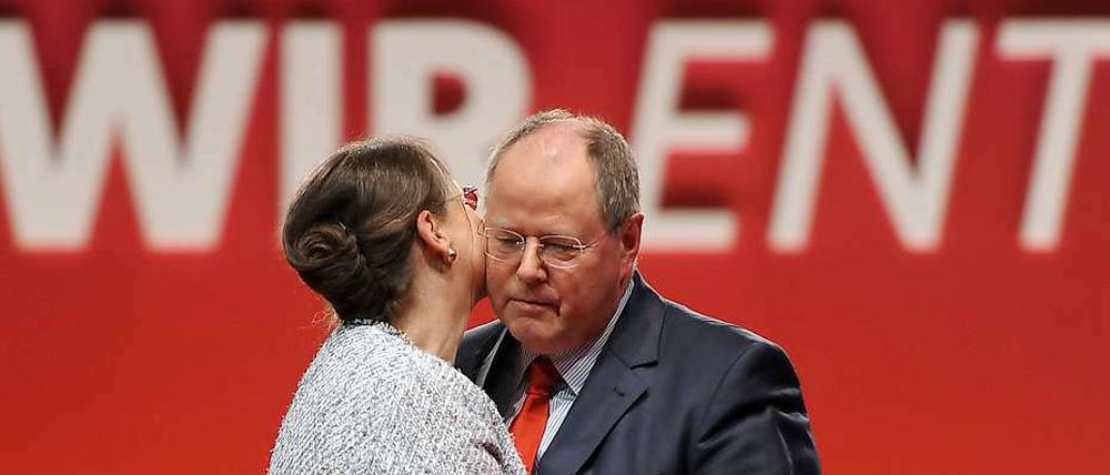 Szenen einer Ehe: Der Umgang mit ihrem Mann im Wahlkampf sei für sie schwer zu ertragen, hat Gertrud Steinbrück beim Parteikonvent der SPD gesagt.