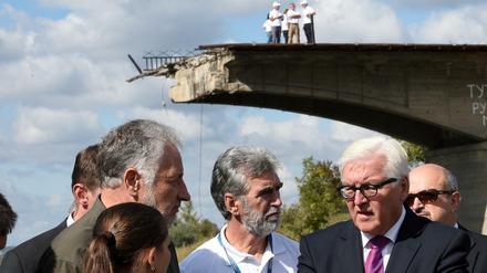Außenminister Frank-Walter Steinmeier am Donnerstag in Sloviansk vor einer zerstörten Brücke.