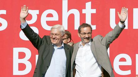 Parteifreunde. Der Vorsitzende der SPD-Bundestagsfraktion Frank-Walter Steinmeier und Brandenburgs Ministerpräsident Matthias Platzeck.